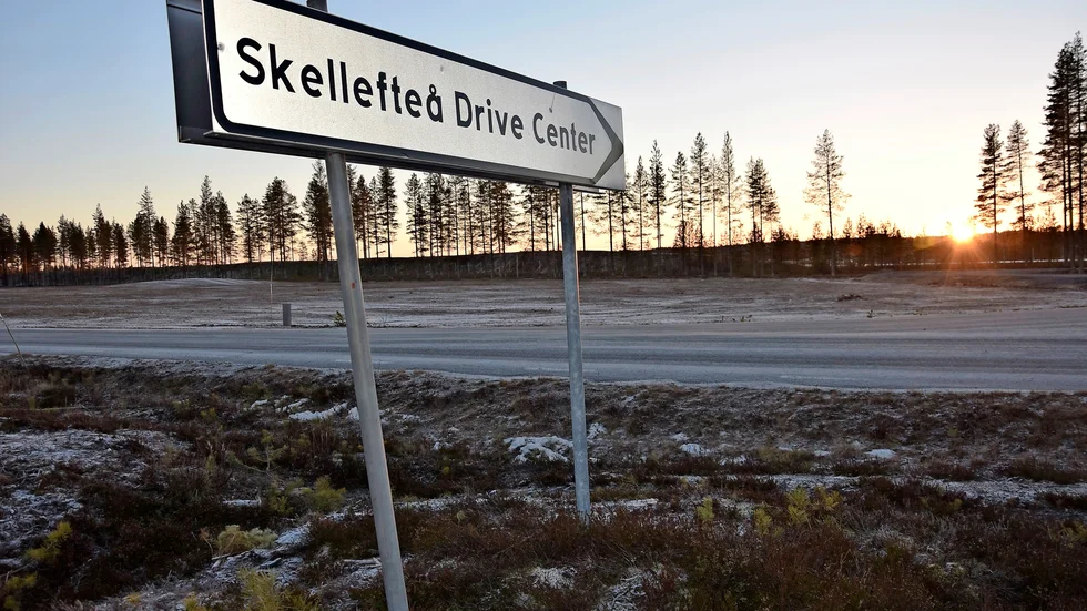 Vid det gamla flygfältet görs nu stora ytor klarar för parkeringar.