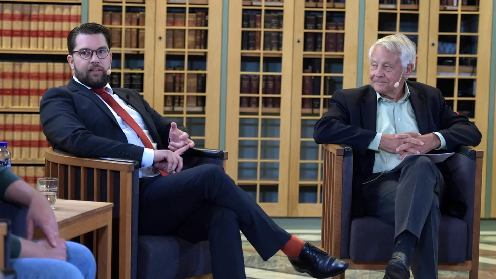 Jimmie Åkesson (SD), till vänster, och Bengt Westerberg, till höger, under ett samtal om läsning på riksdagsbiblioteket. Arkivbild.