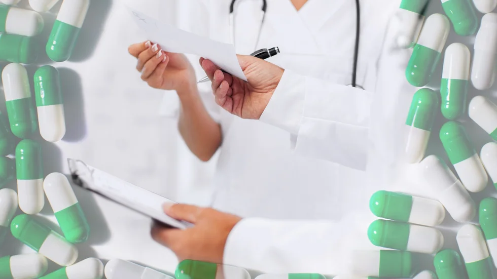 Läkaren kritiseras av IVO för att inte ha försökt få patienten att trappa ned på sitt tablettintag. "Tvärtom har hon fortsatt förskriva narkotiaklassade läkemedel till patienten och har därmed underhållit patientens läkemedelsberoende" står det i beslutet.