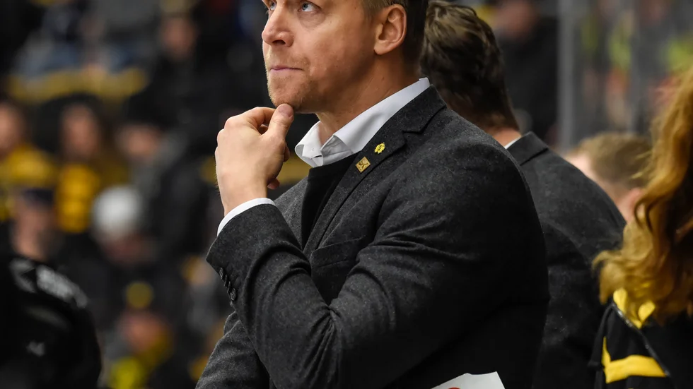 Robertsson lämnar AIK. Ännu oklart vad som händer med de två andra tränarna som har utgående kontrakt.