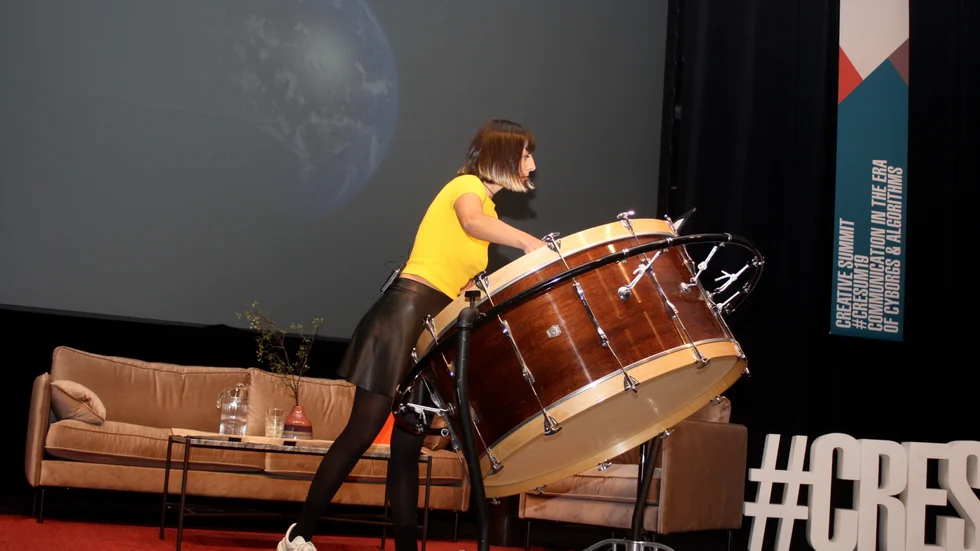 Moon Ribas spelar jordbävningsmusik på Creative Summit.