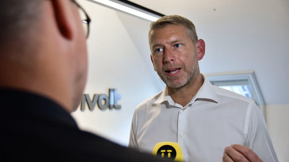 Northvolts vd Peter Carlsson berättade på telefon vid fredagens morgonmöte bland annat att den energikrävande produktionen av så kallat aktivt material ska ske i Skellefteå, men att battericeller ska produceras både i Skellefteå och vid Volkswagens tyska fabrik i Niedersachsen.