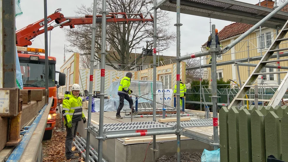 Det är full fart i hörnet Strandvägen/Klostergatan, där husbygget nu pågår efter många om och men. På två dagar ska ytterväggar och yttertak byggas. Till midsommar ska allt vara klart.