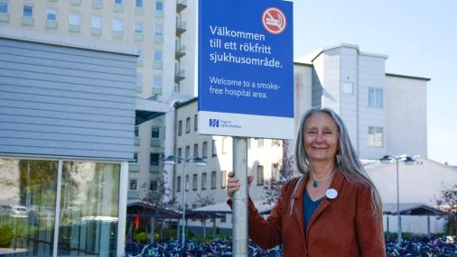 Projektledaren Ywonne Wiklund vid en av de nya skyltarna. Foto: Lotta Norlander/Region Västerbotten. 