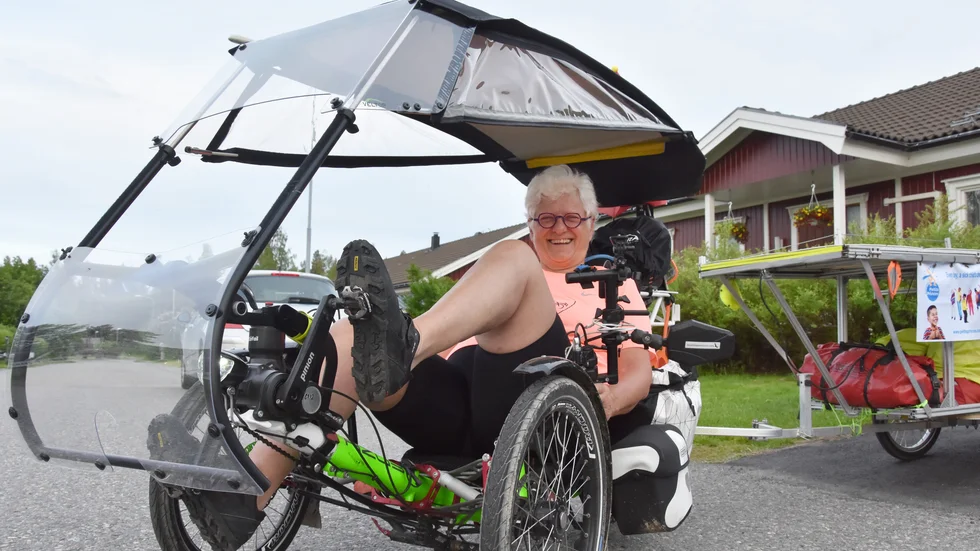 Cykeln är utrustad med en hel del specialfunktioner. På kärran baktill består taket av solpaneler.