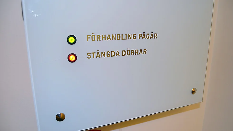 Förutom inledningen och slutet så hölls häktningsförhandlingen om det misstänkta mordet bakom stängda dörrar