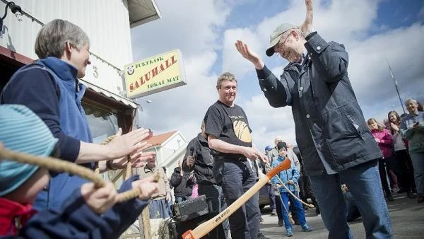2 maj 2014. LRF:s dåvarande ordförande i Västerbotten, Arne Lindström, högg av invigningsbandet med en yxa. I  bakgrunden Sture Andersson.
