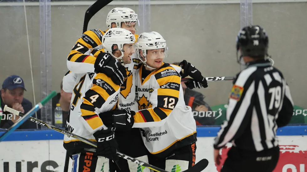 Skellefteå jublar efter Albin Erikssons 2-1 mål under torsdagens ishockeymatch i SHL mellan Rögle BK och Skellefteå AIK  i Lindab Arena.