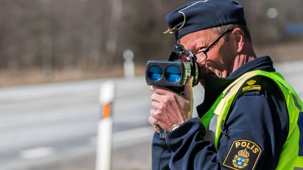 Vägens högsta hastighet är 50 km/tim och mannen körde 67km/tim.