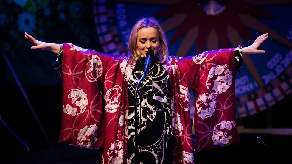 En ängel med blonda lockar och knivskarp blick. Lisa Ekdahl kan sin sak.