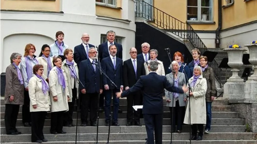 Körsång. Stal-kören framträder vid Finspångs slott i samband med ett valborgsmässofirande.