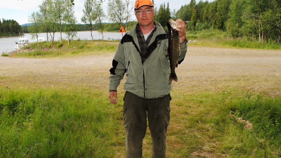 Robert Lundström leder röding klassen med en röding på 1,08 kilo.