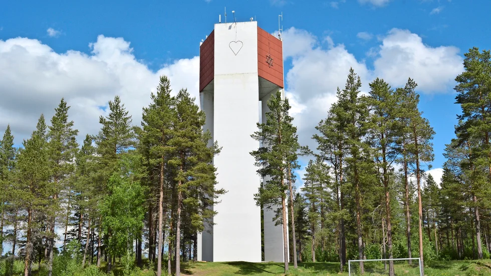 Landmärke. Det tog lång tid att fylla vattentornet efter den stora läckan i vintras. Foto: Lennart Enkvist.