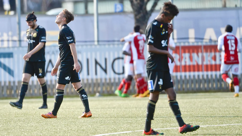 Missar. Nur Adem var en av de som vara nära att kunna kvittera för FF, men istället gjorde gästerna 0–2. Foto: Carina Kvist.
