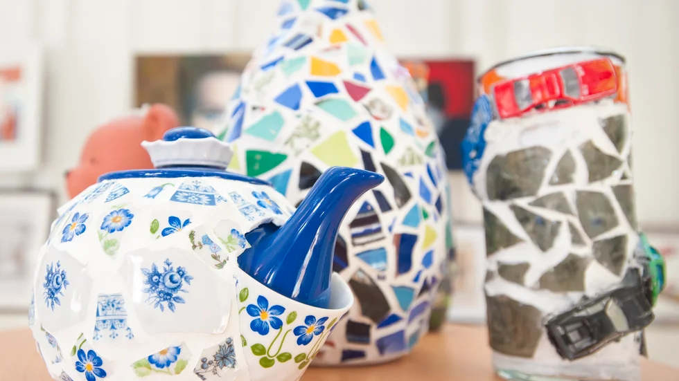 Mosaik. Några av skulpturerna som eleverna har gjort. Foto: Emilie Sjölund.
