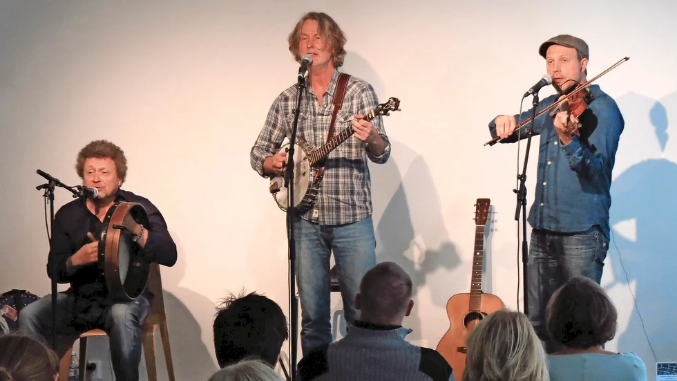 Quilty, Fr v Gideon Andersson, bodhran, Dag Westling, banjo och Esbjörn Hazelius, fiol. Foto: Ulf Torstensson.
