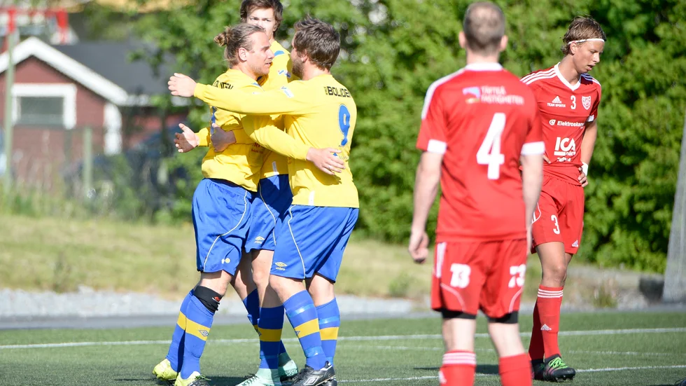 Måljubel. Rönnskärs tre bästa spelare för dagen jublar efter 1–0. Rasmus Bolin, Oskar Tafvelin och Alexander Pettersson. Foto: Carina Kvist.