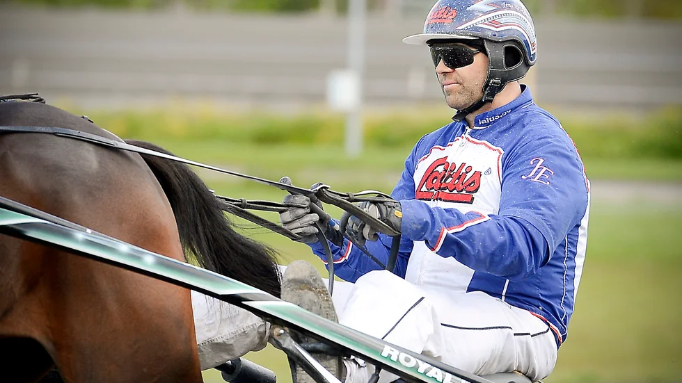 Skelleftetravets Jens Eriksson går med gips efter en olycka på Umåker. Foto: Leif Andersson