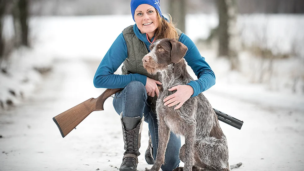 VM-silver. ”Hundarna är mitt liv”, säger Jannice Lundström och kramar om hunden Myra. Foto: Lars Eriksson.