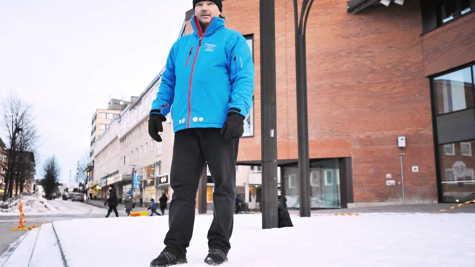 På plats. Veijo Laine planerar för fullt. Vid stadshuset avslutas promenaden. Foto: Maria Wallin.