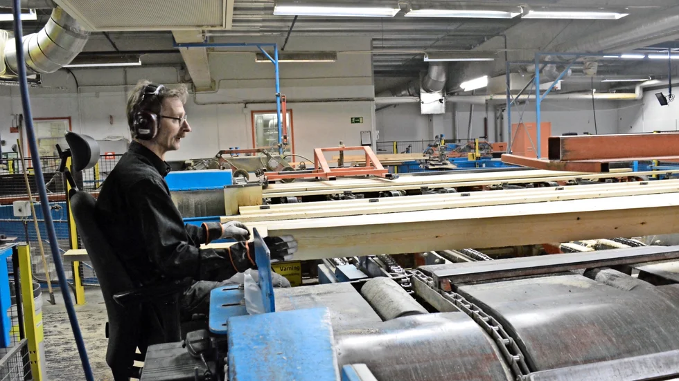 Produktion. Sture Brännström är en av 75 anställda på Setras fabrik i Malå. Dessutom genereras många kringjobb, till exempel för chaufförer. Foto: Lennart Enkvist.