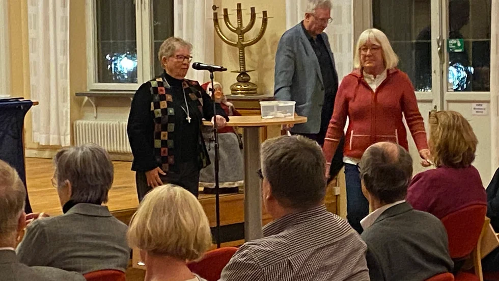 Ulla-Britt Larsson (Vår kyrka) valdes med röstsiffrorna 16-14 till kyrkorådets ordförande.