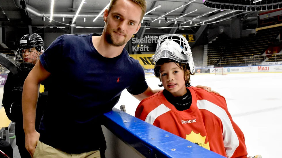 Hockeyskoplan. AIK:s målvakt Gustaf Lindvall tillsammans med Markus Stensrud som går hockeyskolan. Foto: Roger Lindström.