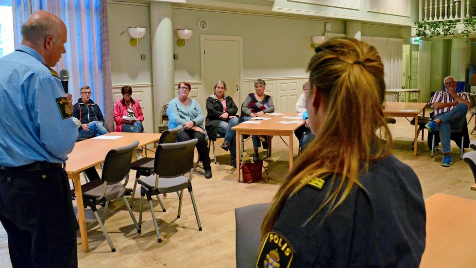 Mötesplats. Bo Sandström och Cissi Ramstedt från polisen tog in synpunkter och svarade på frågor från besökarna. Foto: Lennart Enkvist.