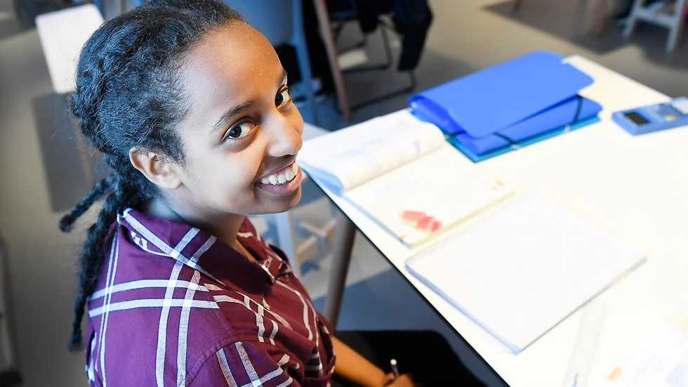 Student. Nora Khalil tycker att de röda uppgifterna är svårast. Foto: Jeanette Lövgren.
