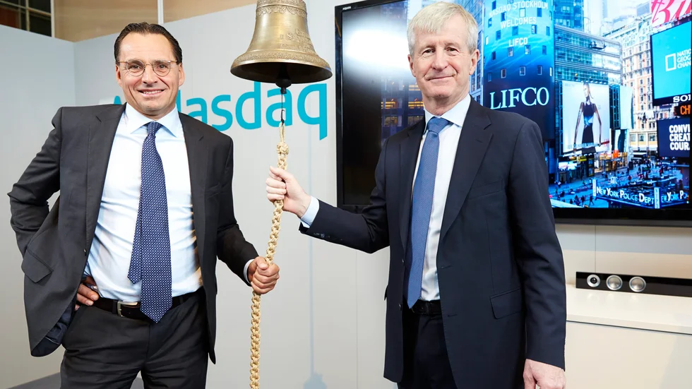 STOCKHOLM 20141121 Carl Bennets företagsbygge Lifco till börsen. Det var första handelsdagen på Nasdaq Stockholm idag för industri- och handelskoncernen Lifco. Aktieerbjudandet hade tecknats mer än sju gånger och bolaget har fått över 14 000 nya aktieägare. Carl Bennet AB är kvar som huvudägare med över 50% av antalet aktier. På bilden syns Lifcos styrelseordförande Carl Bennet och VD Fredrik Karlsson. Foto: Fredrik Persson / TT / kod 75906