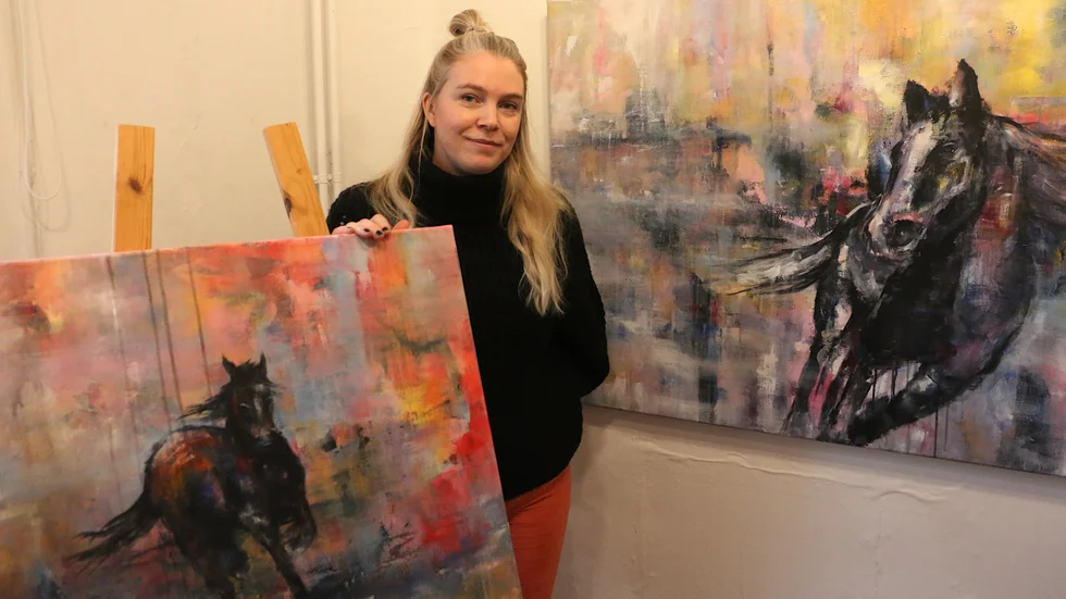 Malin Hjalmarsson ställer ut på Galleri Kopparslagaren i Hultsfred. Hennes abstrakt figurativa målningar blir en kontrast till Hans Carlssons bilder.