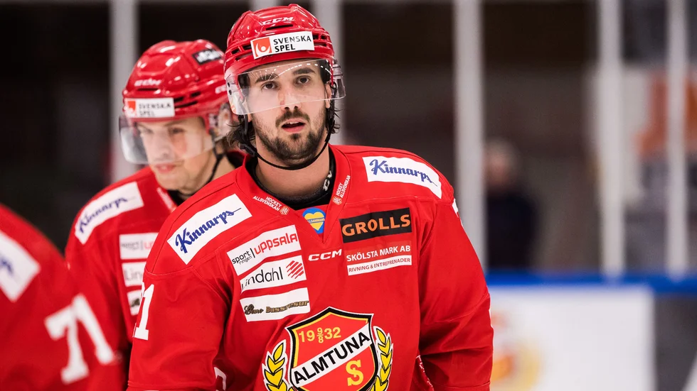 Johan Eriksson gjorde två straffmål när Almtuna tog en poäng mot Modo. Efteråt var Almtunas sportchef rasande på domarinsatsen.