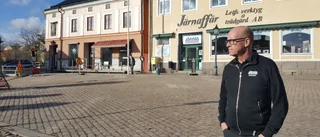 Kunderna hittar inte till torget •"Jag förlorar 10 000 kronor om dagen" • VME: "Vi har tillmötesgått handlarna"