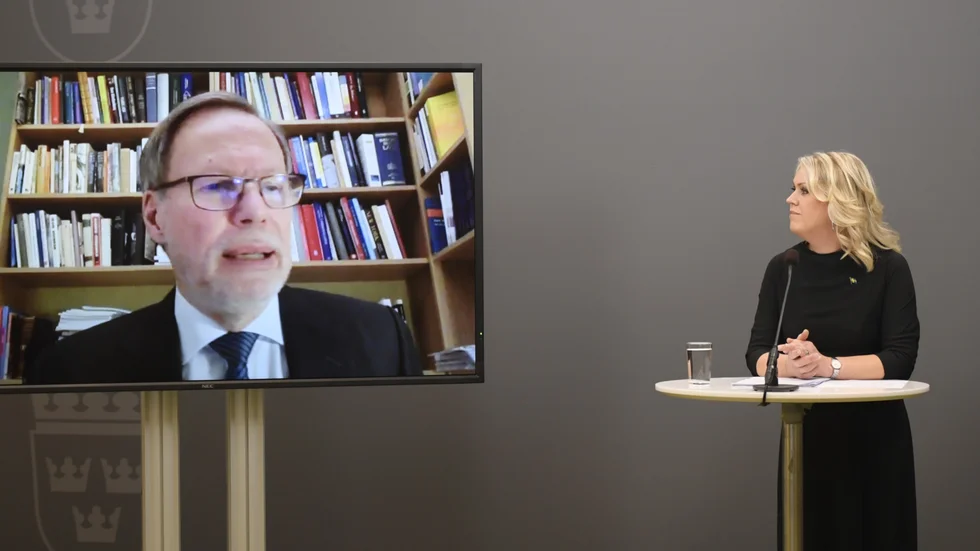Coronakommissionens ordförande Mats Melin och socialminister Lena Hallengren (S) när kommissionen presenterade sitt första delbetänkande före jul 2020. Arkivbild.