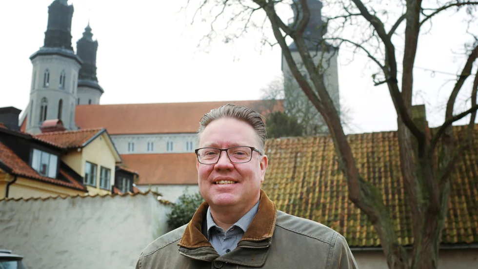 Projektet blir osäkrare med fler frågetecken, men vi går vidare med planen, säger Visby Stifts egendomschef Arvid Mickelåker om mellanstadieflytten från Stenkyrka. 