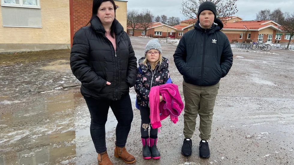 Johanna Andersson är orolig för att trafiksituationen vid Heby skola ska leda till en olycka. Med på bilden är barnen Melanie Andersson, som går i förskoleklass, och Donnie Karlsson, som går i årskurs fem.