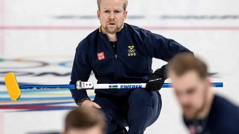 Sveriges Niklas Edin under OS-semifinalen mot Kanada.