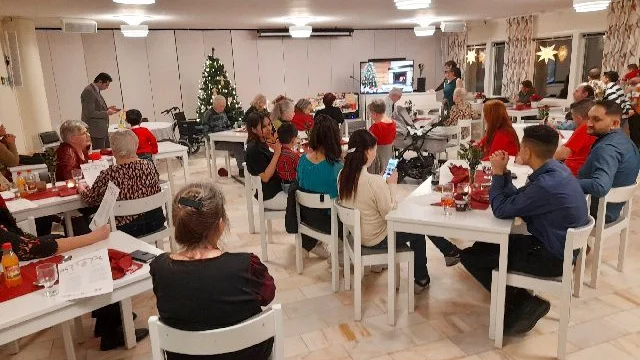 Förra julen fick arrangörerna nöja sig med att laga och köra ut julmat. Men i år gick det att samlas till julfirande igen.