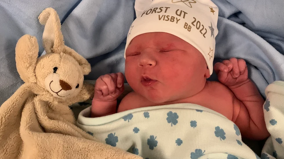 Årets första gotlänning har än så länge inget namn, men föddes strax före klockan 23 på nyårsdagen. Den lille pojken vägde 4,1 kilo och var 52 centimeter lång. 