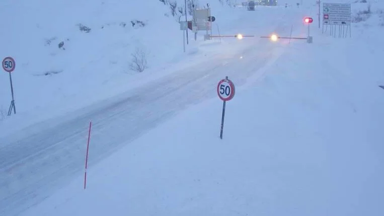 E10 är en av många vägar i Nordnorge som har stängts av på grund av dåligt väder.