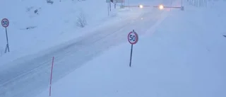 Starka vindar – bussar blåste av vägen