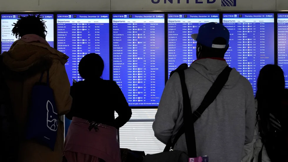 Passagerare väntar på besked om sina flygningar på O'Hare International Airport i Chicago. Bilden togs häromdagen.