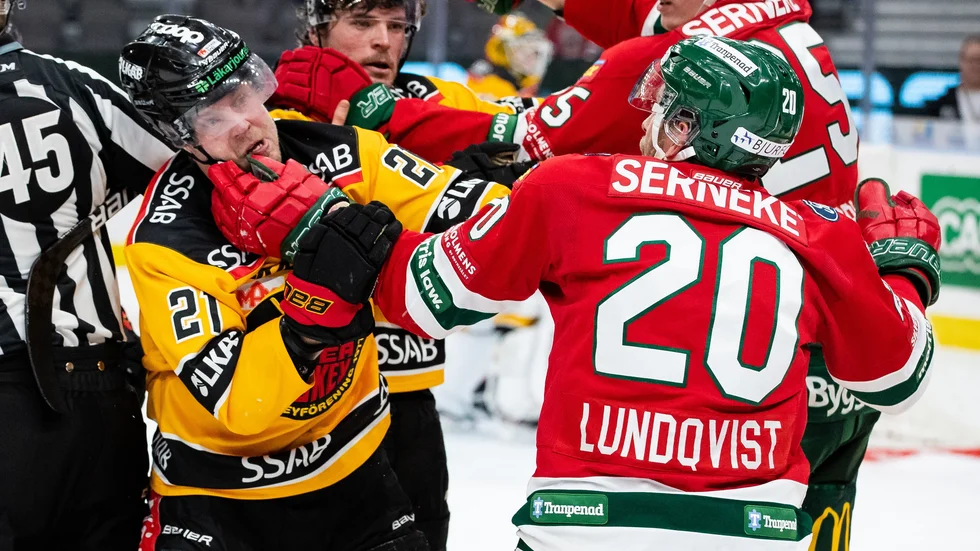 Juhani Tyrväinen och Joel Lundqvist rykte ihop efter slutsignalen.