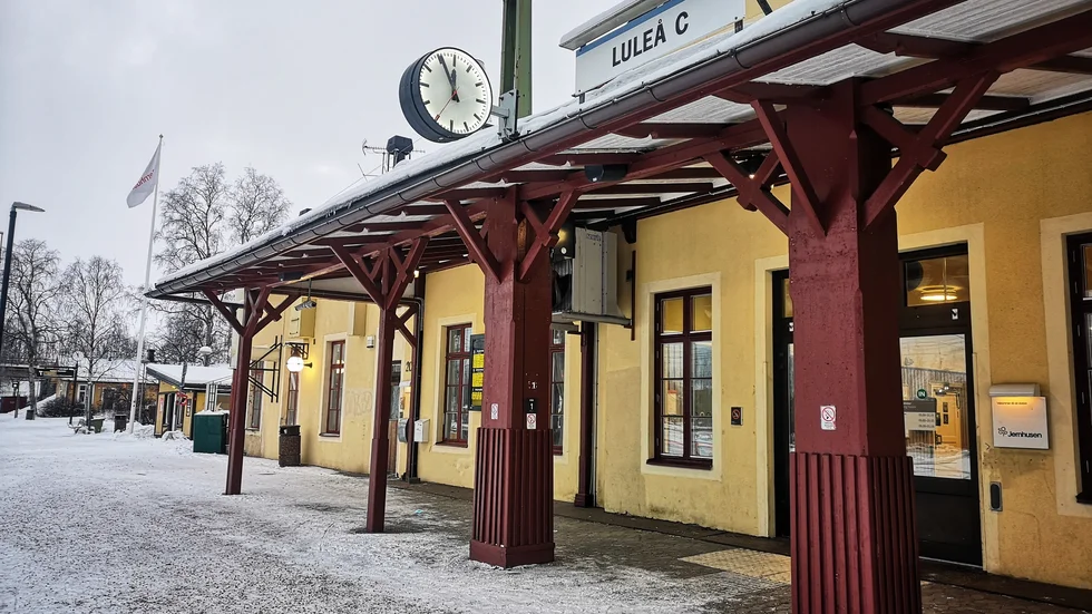 Tågen mellan Luleå och Kiruna rullar inte heller som de ska under söndagen. Vy tåg har sagt att de av säkerhetsskäl valt att trafikera sträckan med buss.