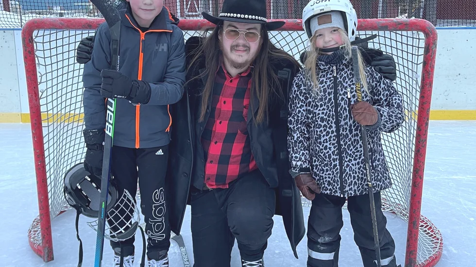 Syskonen Viggo Nilsson, tolv år och Tilde Lundgren, åtta år fick lira hockey med Fredrik "The swedish cowboy" Lundman på Hedens IP.