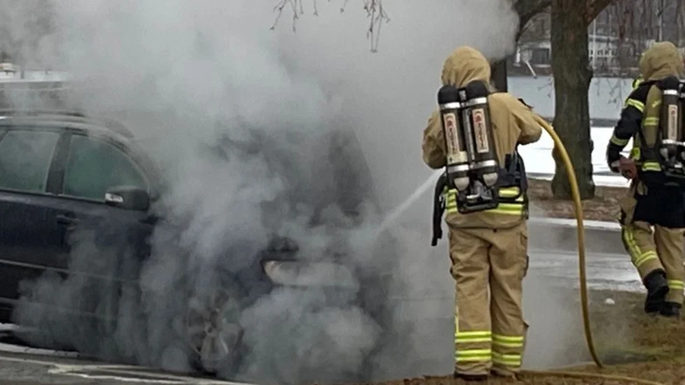 Kraftig rökutveckling bröt ut vid en bilbrand i centrala Motala på torsdagseftermiddagen.