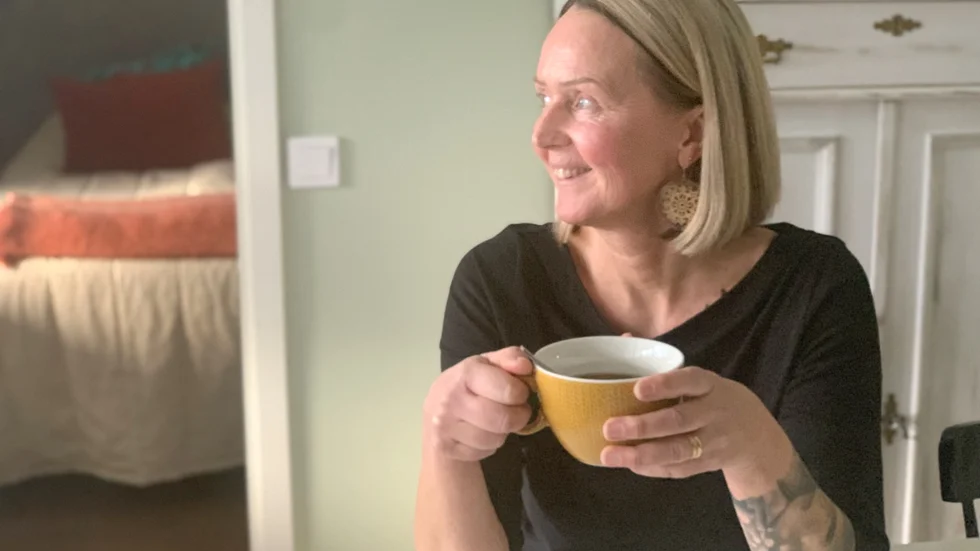 Ulrika hade innan hjärntröttheten ett aktivt liv. Nu behöver hon vila ofta och hade tidigare dåligt samvete gentemot familjen. Nu ser hon det som ett steg i att må bättre. 
