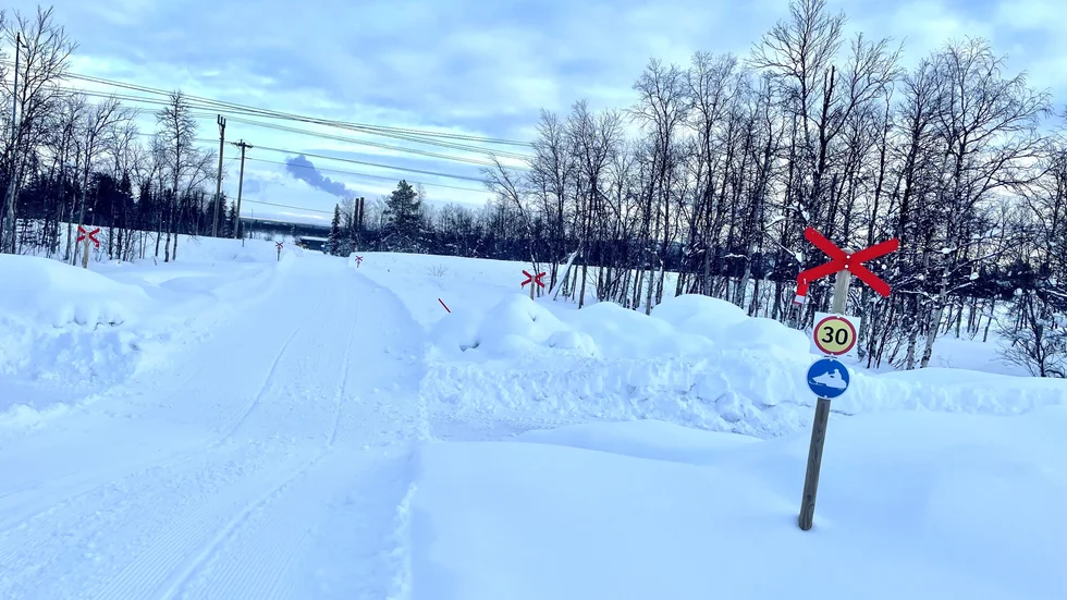Vinterstadens skoter- och fritidsförening kritiserar kommunen för att påbörja prepareringen av skoterleder i centrala Kiruna för sent. I år satsar kommunen en halv miljon kronor på skoterleder. 
