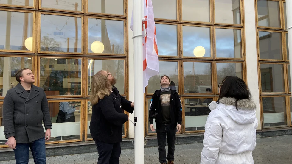 Jesper Strömbäck, Tommie Hultgren, Kim Jansson och Laura Chan som representerade både studenter och studentkår såg till att Mälardalens universitets nya flaggor kom på plats utanför campuset i Eskilstuna.