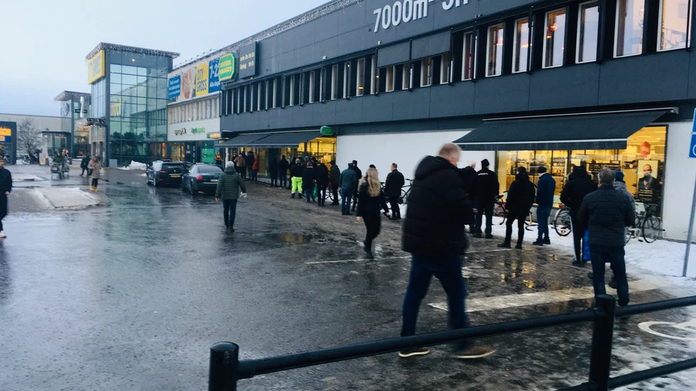 Många fick vackert ställa sig i kö för att komma in i Systembolagets kö på torsdagen. Så här såg det ut vid Bolandcity i Uppsala tidigt på torsdagseftermiddagen.